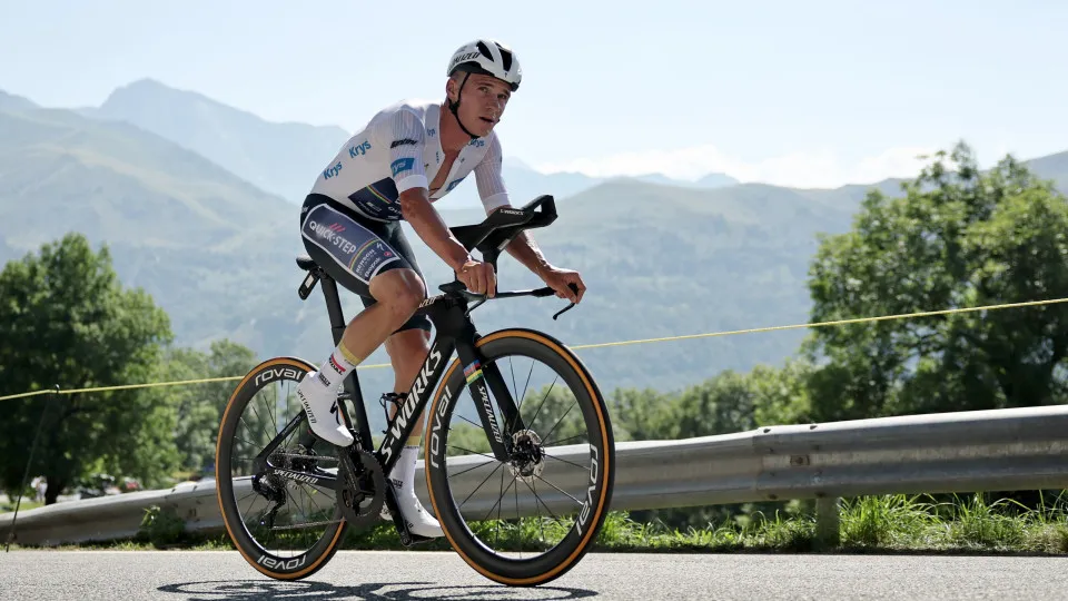 Evenepoel junta título europeu de 'crono' ao mundial e olímpico