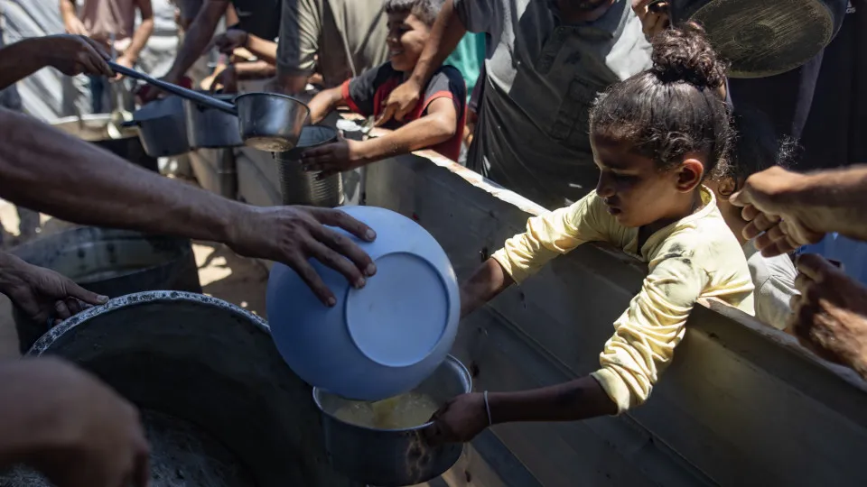 Displaced Palestinians gather for food amid spreading famine in Gaza