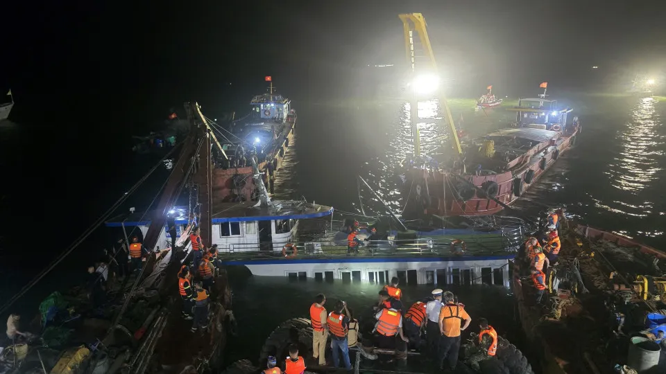 Vietnam tourist boat capsizes in Ha Long Bay
