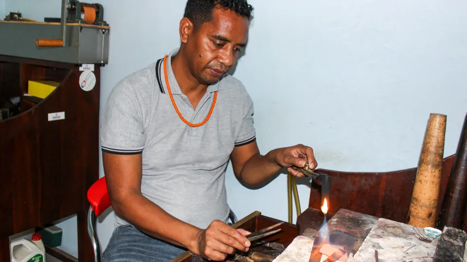 Timor-Leste: Joaquim Surumali preserva o património cultural timorense através de joias