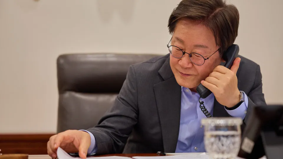 President Lee holds phone talks with world leaders