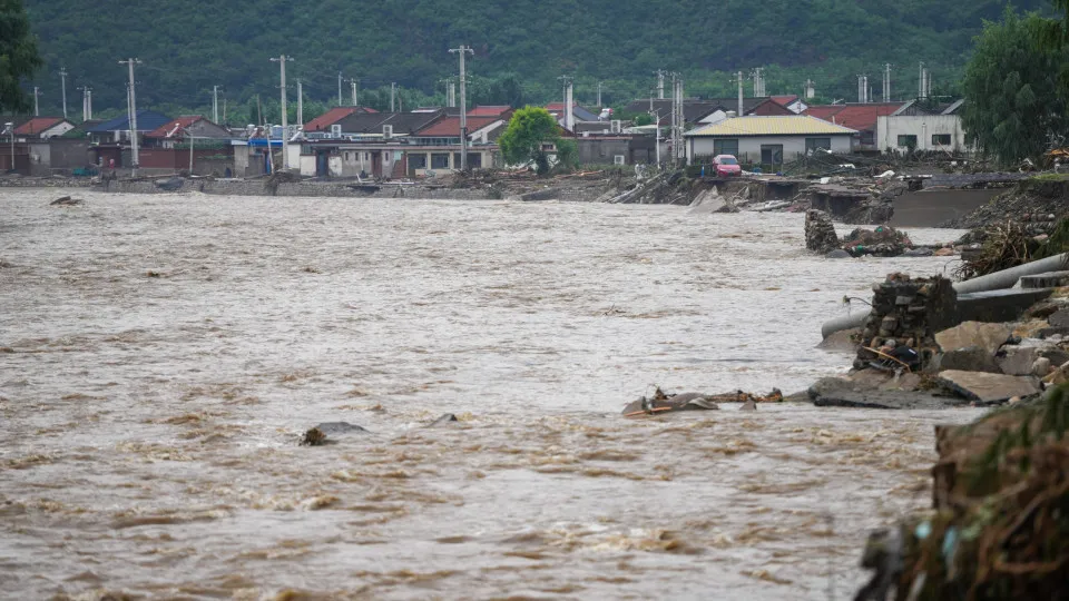 Heavy rains disrupt communications in Beijing area
