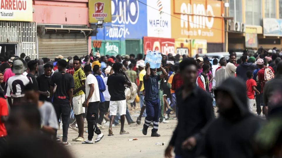 Luanda vive mais um dia de pilhagens, supermercados são o principal alvo