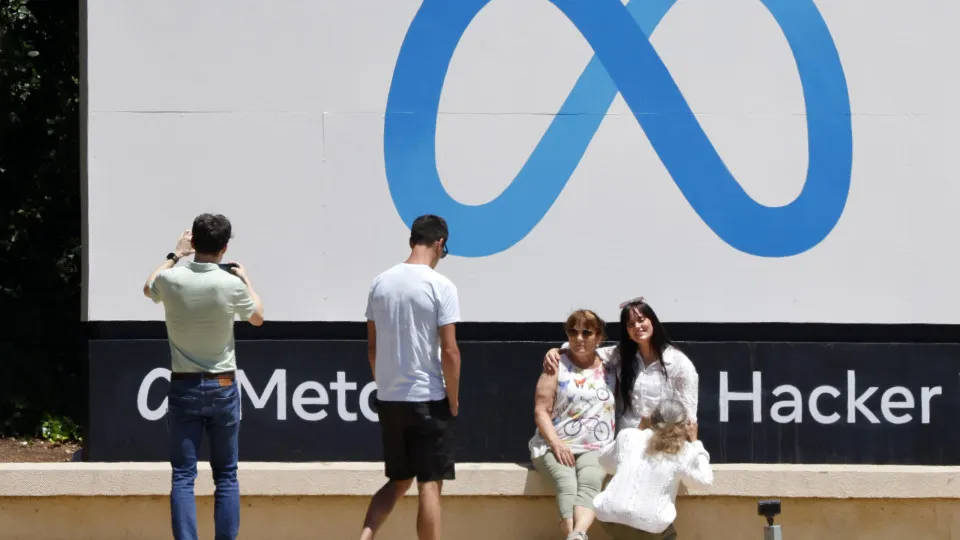 Meta adiciona controlos parentais para interações de adolescentes com IA