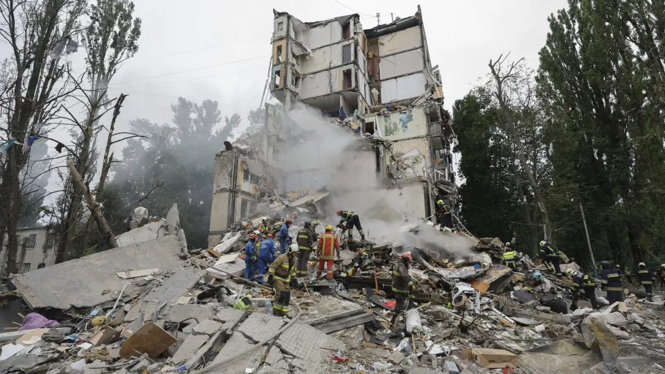 At least seven killed, scores injured in Russian missile strikes on Kyiv