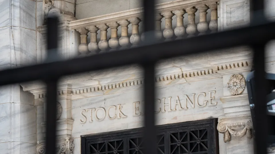 US markets plunge following Trump's tariff hikes