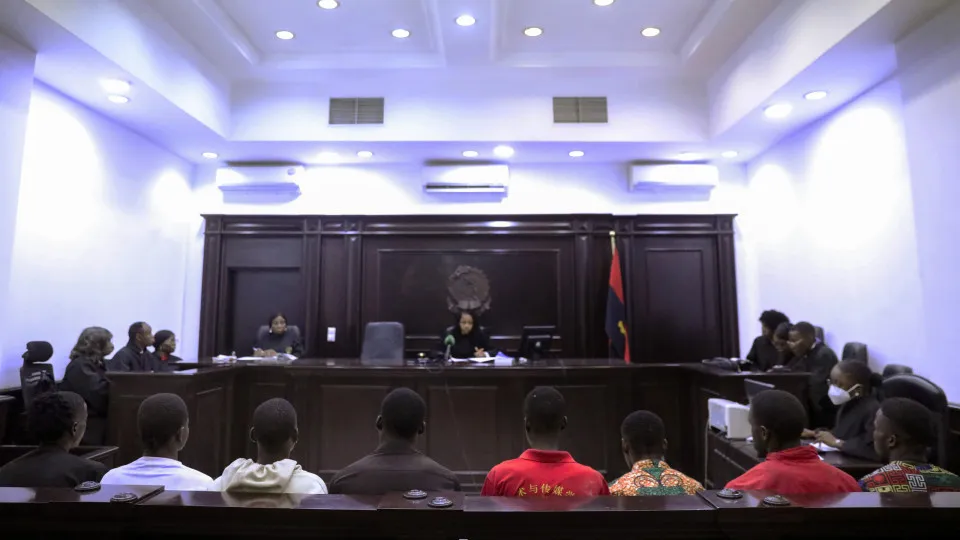 Mais de 240 arguidos começaram a ser julgados em Luanda por envolvimento nos tumultos