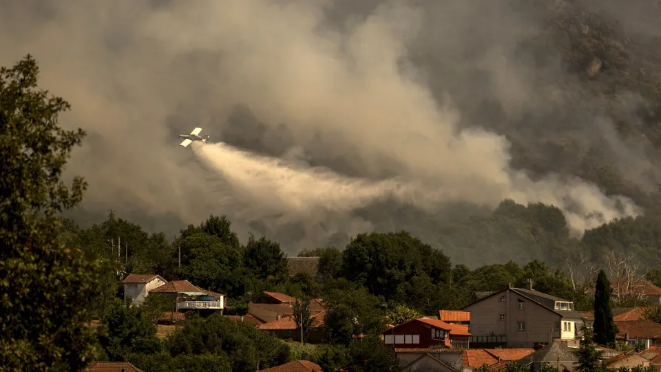 Dois incêndios na Galiza e Andaluzia obrigam a evacuar casas e hotéis