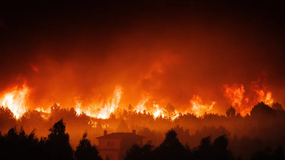 Vento forte aproxima fogo da aldeia de Vila Cova em Vila Real