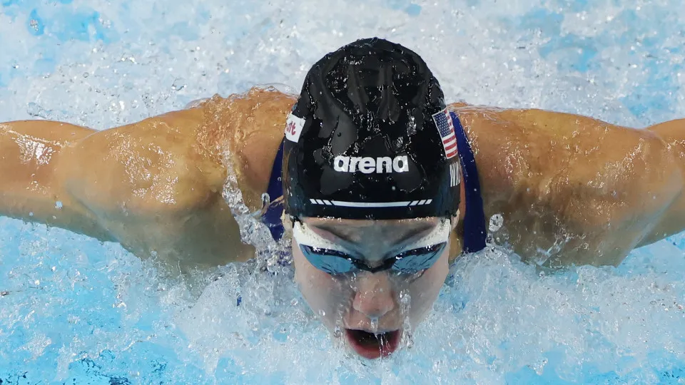 Gretchen Walsh bate recorde do mundo de 50 mariposa em piscina curta