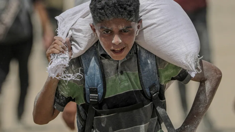 Palestinians pick up food at distribution point