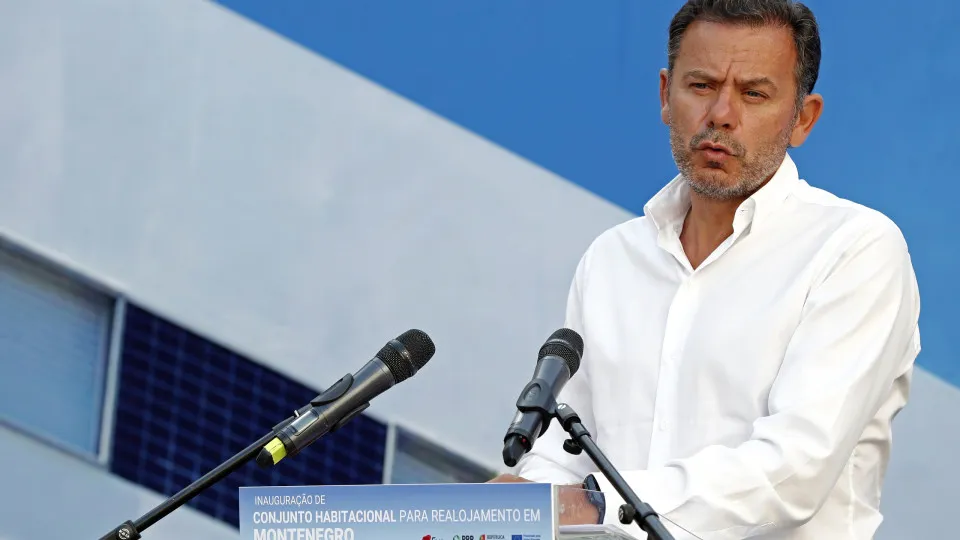 Luís Montenegro na inauguração de conjunto habitacional na freguesia de Montenegro.