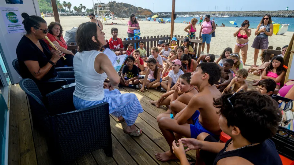 REPORTAGEM: Contos musicados na areia da praia de Sines encantam miúdos e graúdos