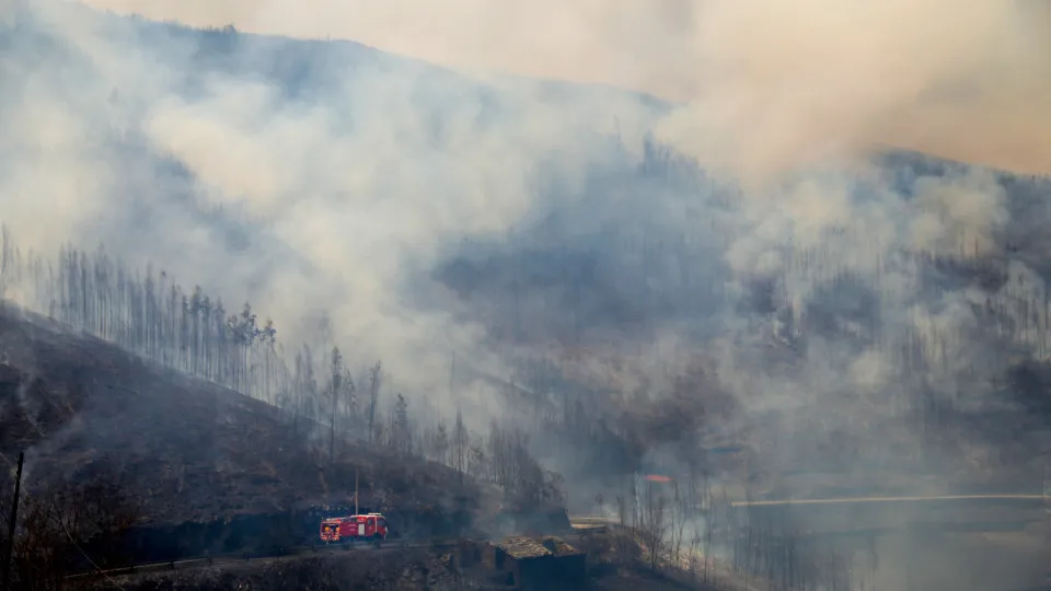 Mais de 240 bombeiros combatem chamas na serra da Lousã