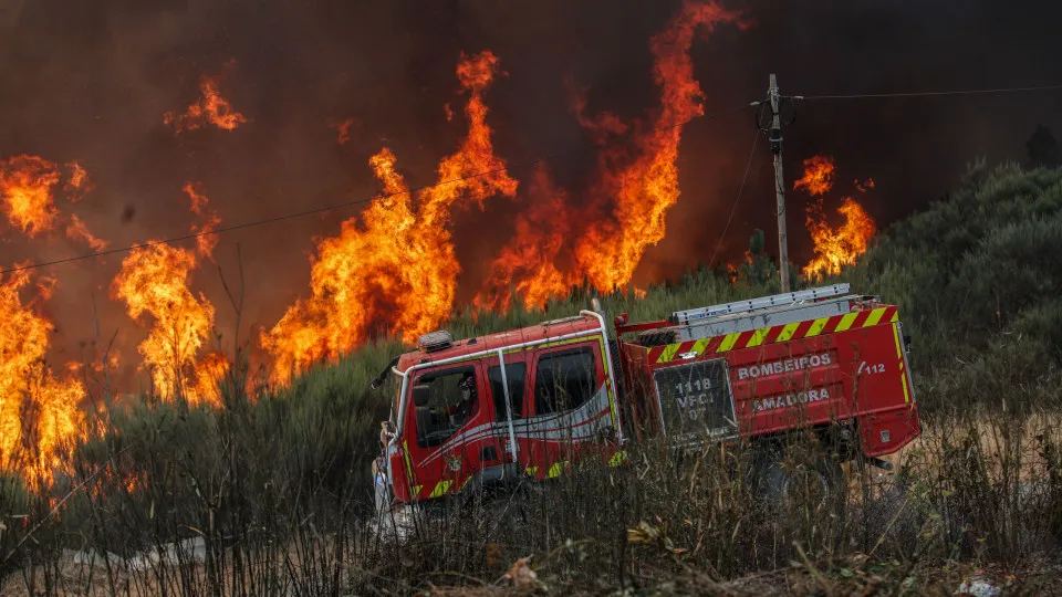 Várias frentes de fogo em Arganil ameaçam aldeias e Mata da Margaraça