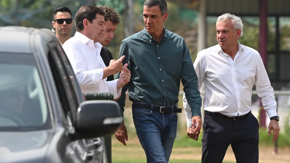 Spanish PM follows latest news on fires