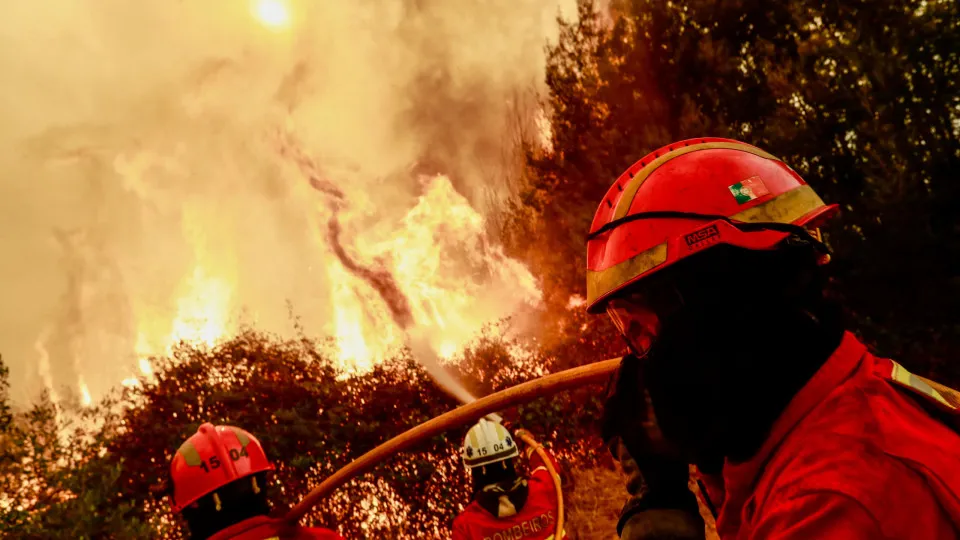Portugal com 59 fogos até às 17:00, 10 surgiram durante a noite