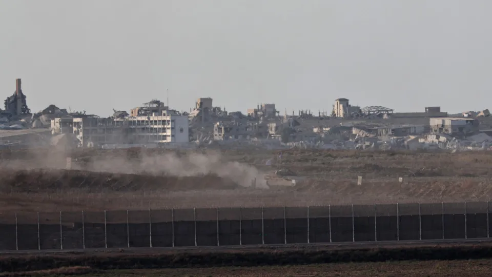 Istaeli tanks patrol Gaza border