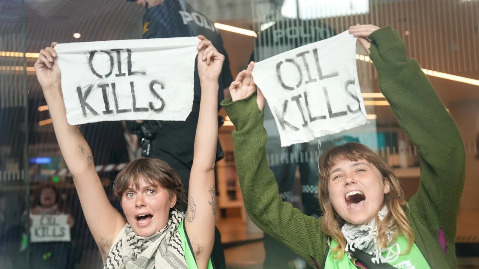 Extinction Rebellion occupies DNB branch in Karl Johans gate