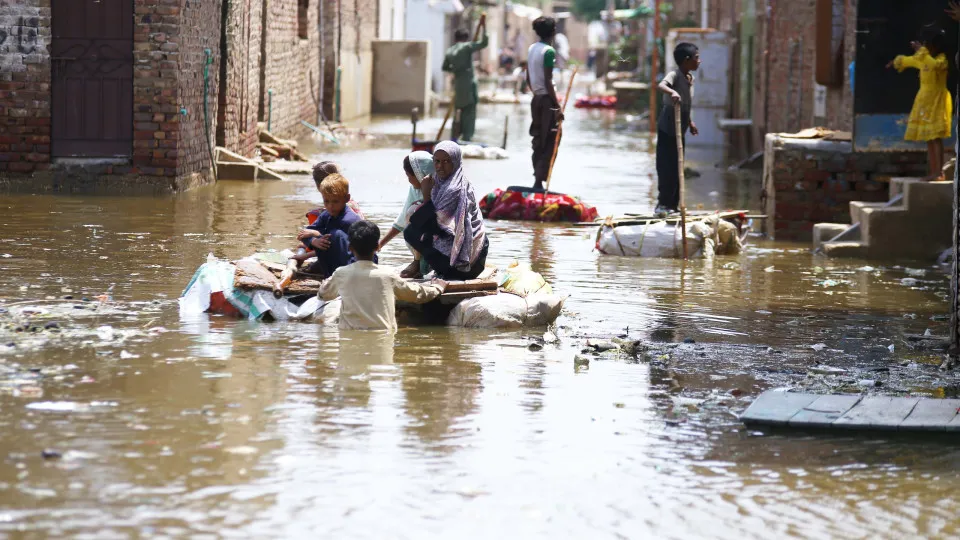Hyderabad residents use makeshift boats during water crisis
