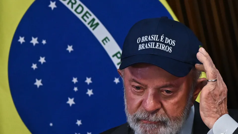 Lula avisa "traidores da pátria" de que "Brasil não recebe ordens"