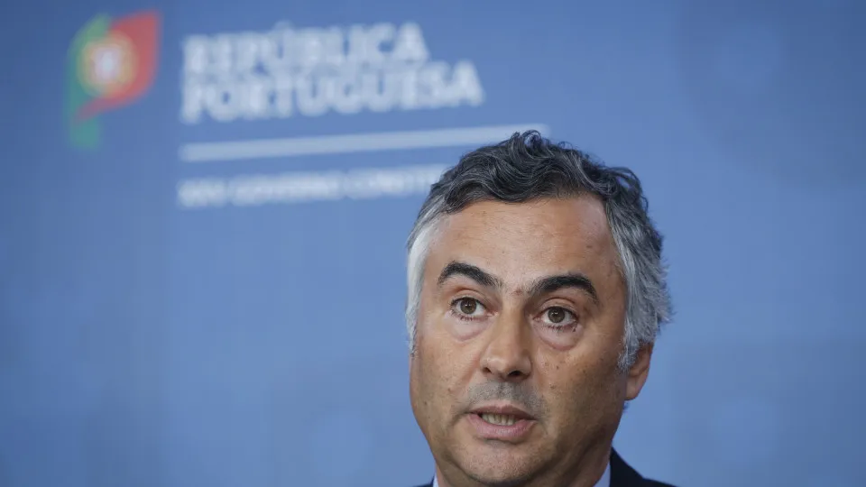 Educação sexual? Surge "explicitamente" na ENEC, diz ministro