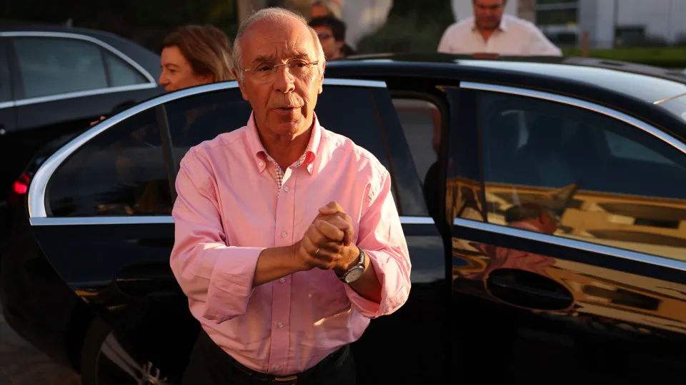 Marques Mendes promete departamento sobre emigrantes e defende três opções de voto