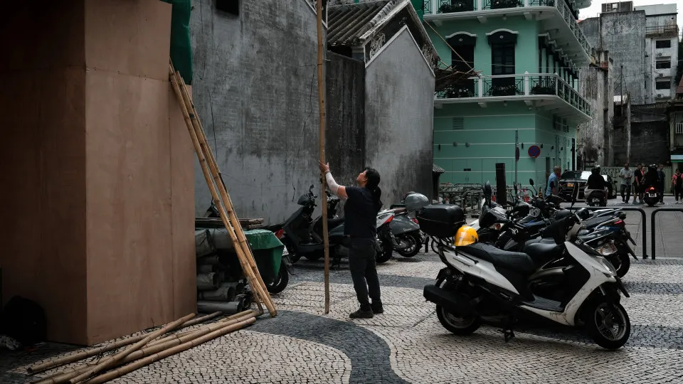 "O bambu fez Macau" (e nem na modernidade o metal se vai impor)