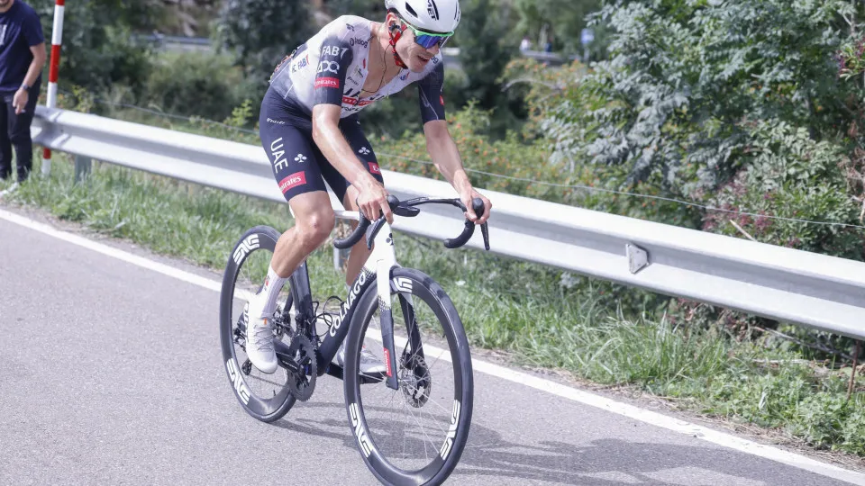 Vindegaard líder, João Almeida segundo e Ayuso vence 12.ª etapa da Vuelta