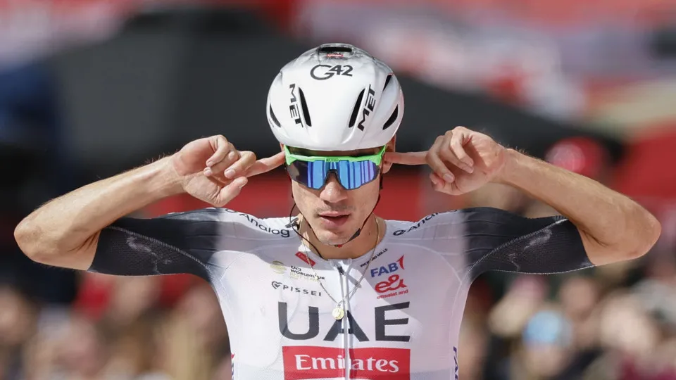 Ciclista espanhol Juan Ayuso deixa UAE Emirates no final da temporada