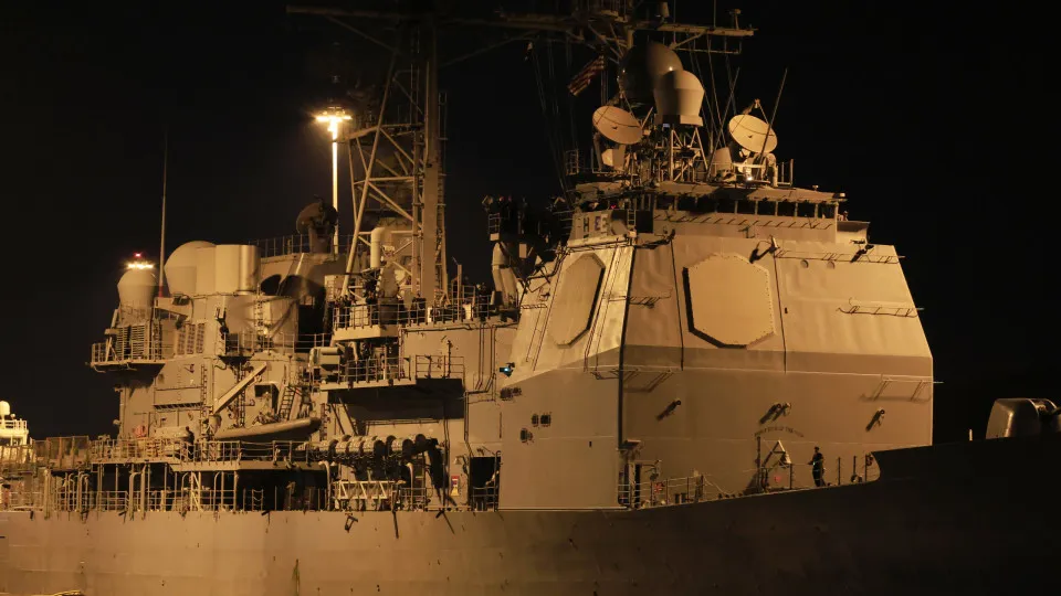 Navio de guerra dos EUA atravessa canal do Panamá em direção às Caraíbas