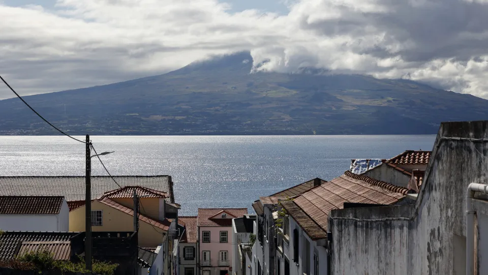 Ciclone fecha escolas e serviços públicos em 7 ilhas dos Açores por 24h
