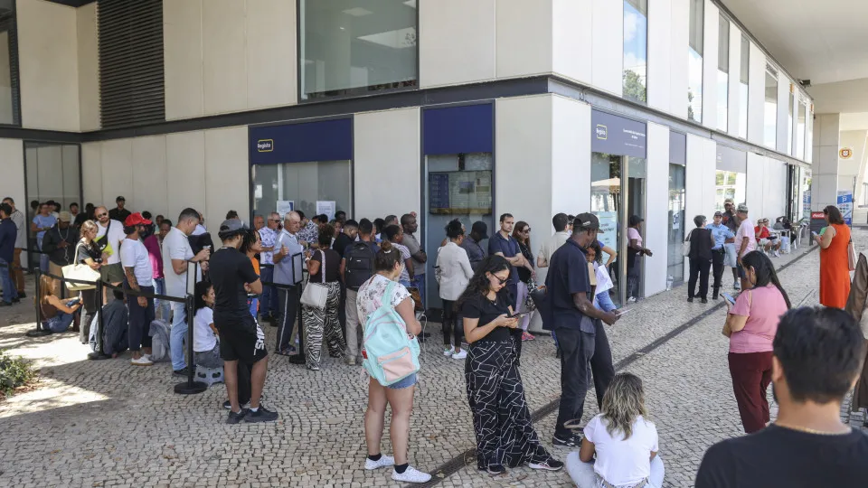 No novo balcão para pedidos de nacionalidade, as filas de sempre
