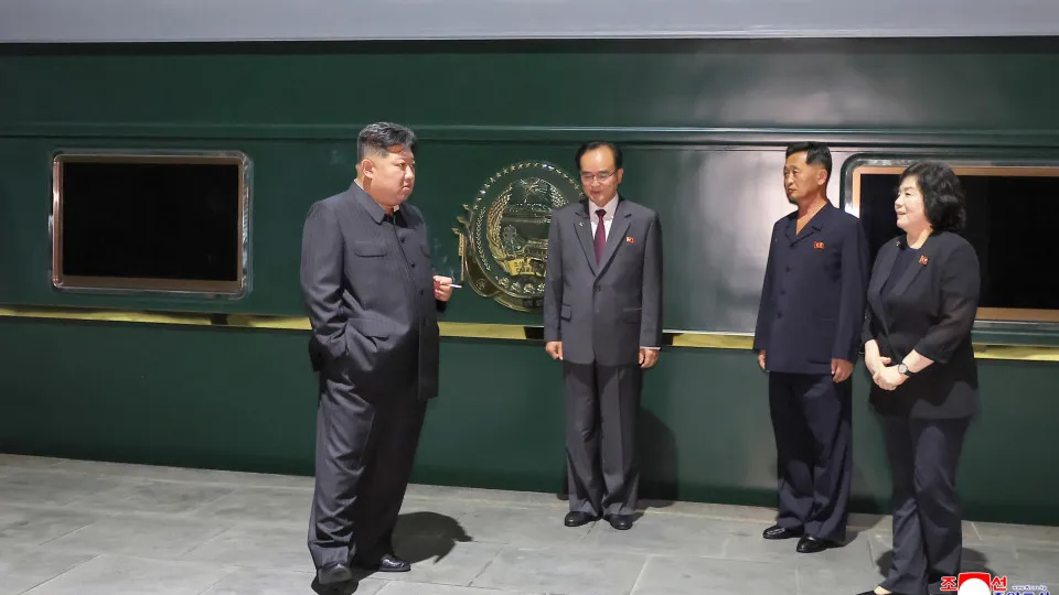 Kim Jong-un vai assistir a desfile militar com Xi e Putin