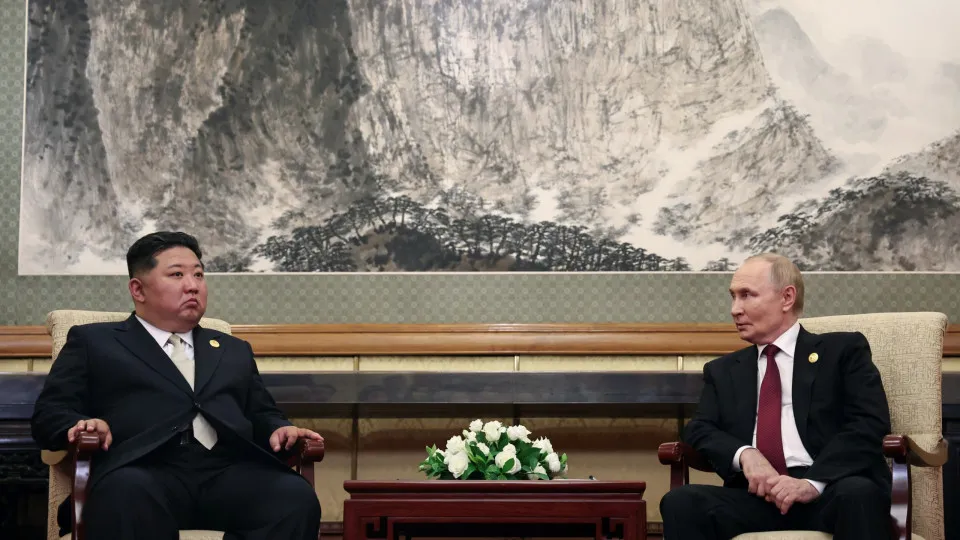 Vladimir Putin reúne-se com líder da Coreia do Norte em Pequim