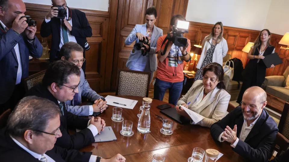OE2026. Livre afirma que Governo prevê dívida pública abaixo dos 90%
