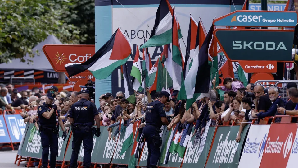 Manifestações pró-Palestina prosseguem e Israel é retirado de equipamento