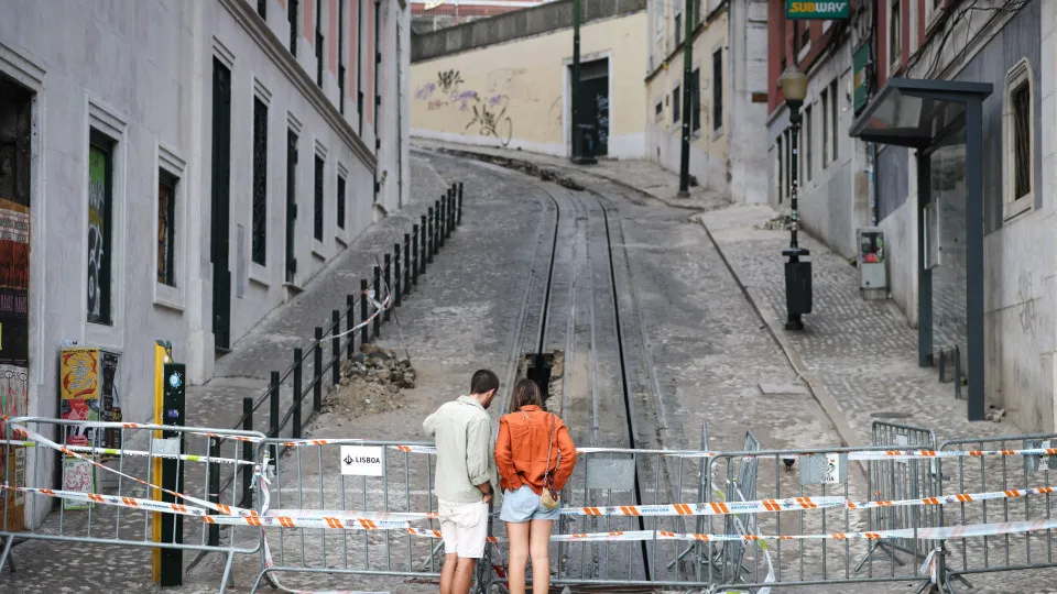 Tragédia no elevador da Glória: Carris nega desinvestimento na manutenção