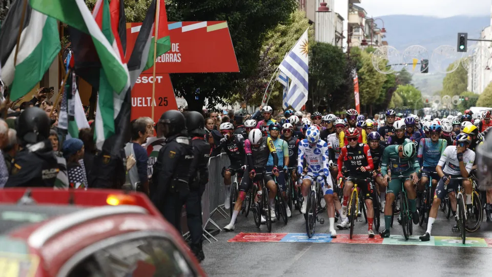 Ciclistas ameaçam com neutralização em caso de incidentes na Vuelta