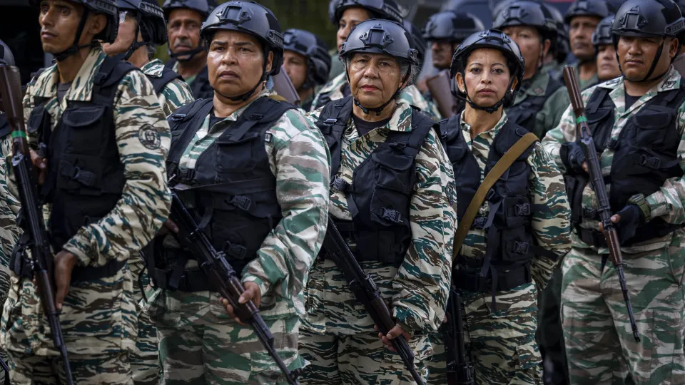 Presidente venezuelano convoca reservistas, milicianos e jovens