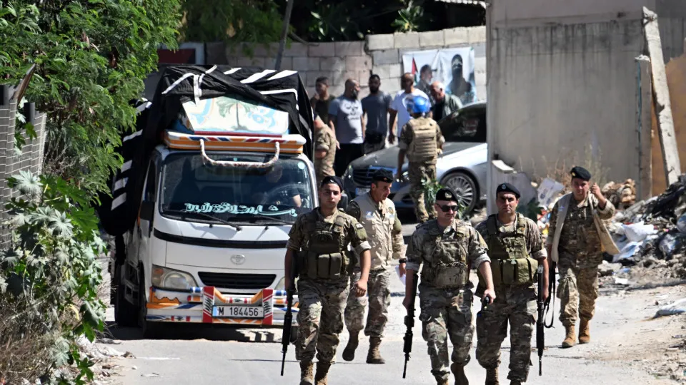 OLP entrega ao exército armas do maior campo de refugiados do Líbano
