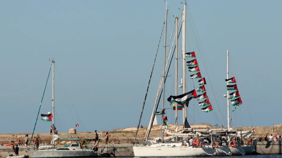 "Navios não identificados" aproximam-se da flotilha de Gaza