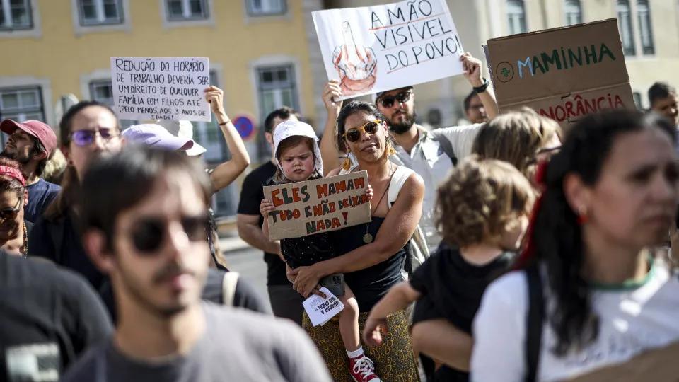 Cerca de 200 pessoas protestam contra proposta de reforma laboral