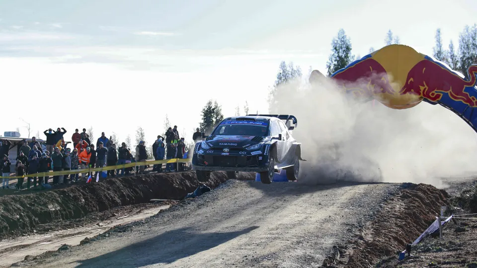 Kalle Rovanperä no comando após desistência de Sébastien Ogier no WRC
