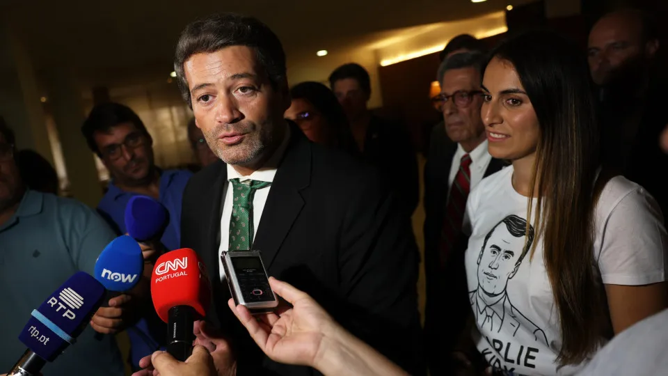 Chega e PSD criam grupo para negociar alterações à lei de estrangeiros