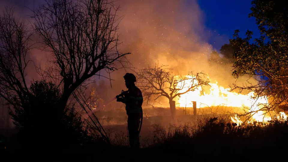 Incêndio em Montalegre "continua a arder com intensidade"