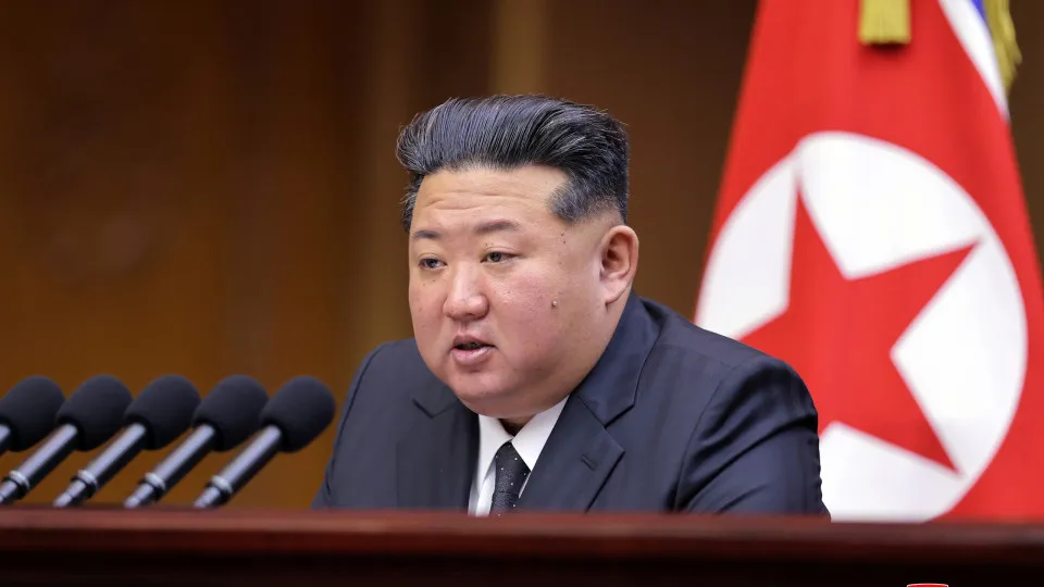 Kim Jong-un nota como "essencial" prossecução do programa nuclear do país