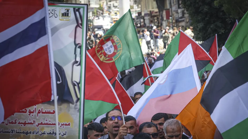 Concentração exibe bandeiras ocidentais após reconhecimentos da Palestina