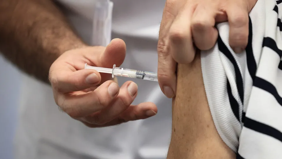 800 mil vacinas administradas contra gripe e covid19 em duas semanas