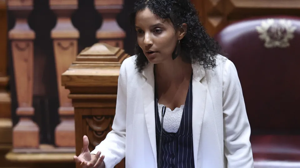 Andreia Galvão do BE acusa Governo de "asfixiar democracia"